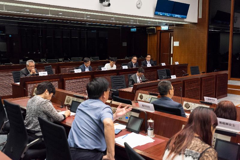 Members of the Legislative Council and the Islands District Council exchange views on the request for the expansion of Cheung Chau Ferry Pier and the installation of an elevator system in Cheung Kwai Estate in the LegCo Complex today (June 8).