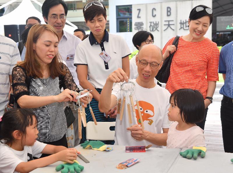 The Secretary for the Environment, Mr Wong Kam-sing (second right), tours a green workshop after the opening ceremony of the "World Environment Day 2018 • Zero Waste Fun Fair" held at the Zero Carbon Building in Kowloon Bay today (June 10).
