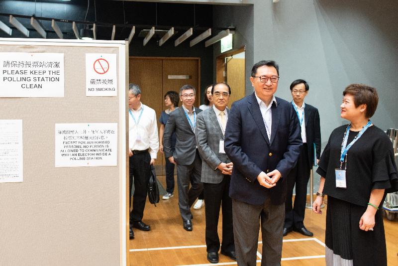 The Electoral Affairs Commission (EAC) Chairman, Mr Justice Barnabas Fung Wah (third right), and EAC member Mr Arthur Luk, SC (fourth right), visit the polling station at the Siu Sai Wan Community Hall this morning (June 10) to observe the operation of the by-election in the Kai Hiu Constituency of the Eastern District Council.

