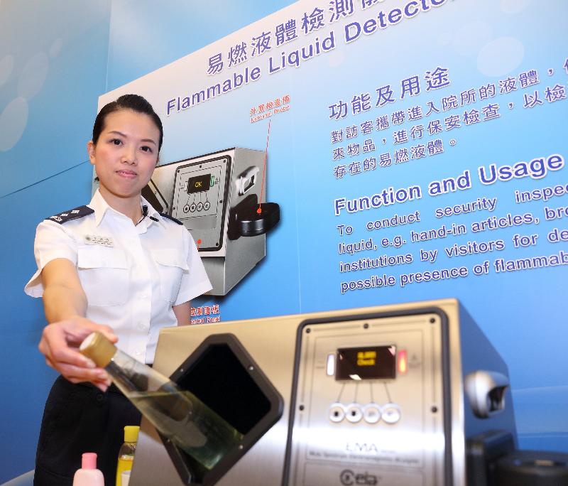 The Correctional Services Department (CSD) held a press briefing on its anti-gambling operations for World Cup 2018 at Lai King Correctional Institution today (June 11). Photo shows a correctional officer demonstrating the use of the newly introduced flammable liquid detector.