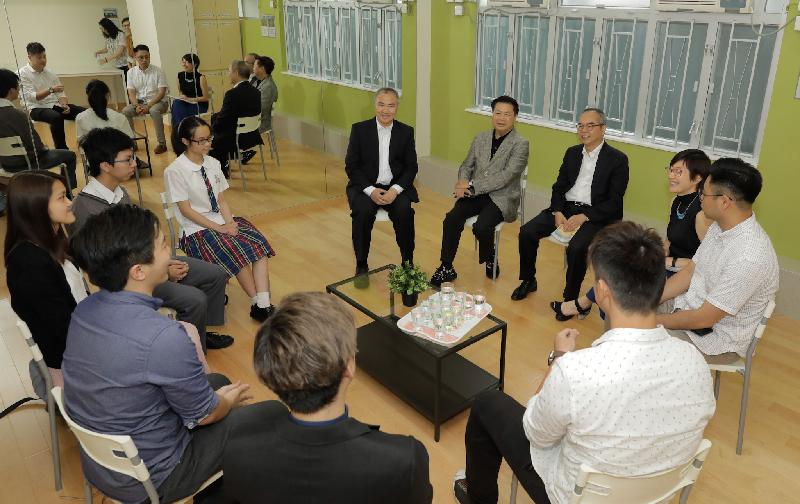 The Secretary for Home Affairs, Mr Lau Kong-wah (third right), meets with the Youth Health Ambassadors of the Yau Tsim Mong Healthy City Executive Committee when visiting the Mong Kok District Cultural, Recreational and Sports Association Lim Por Yen Centre today (June 11).