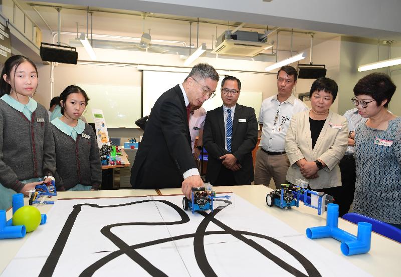 The Secretary for Financial Services and the Treasury, Mr James Lau (third left), visits Ling Liang Church M H Lau Secondary School in Tai Po District this morning (June 12), to learn about a creative robotics project launched by the school. Also pictured are the District Officer (Tai Po), Ms Andy Lui (second right); the Vice-Chairman of the Tai Po District Council, Ms Wong Pik-kiu (first right); and the Principal of Ling Liang Church M H Lau Secondary School, Mr Edwin Poon (centre).