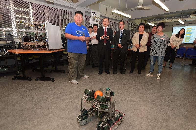 The Secretary for Financial Services and the Treasury, Mr James Lau (front row, second left), participates in controlling a robot car designed by students during his visit to Ling Liang Church M H Lau Secondary School in Tai Po District today (June 12). Accompanying him are the District Officer (Tai Po), Ms Andy Lui (front row, second right); the Vice-Chairman of the Tai Po District Council, Ms Wong Pik-kiu (front row, first right); and the Principal of Ling Liang Church M H Lau Secondary School, Mr Edwin Poon (front row, centre).