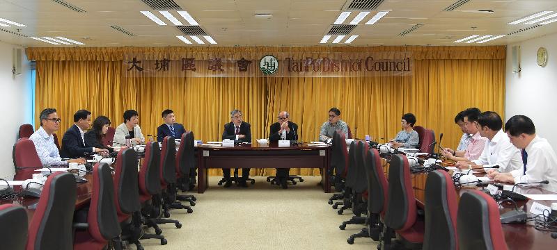 The Secretary for Financial Services and the Treasury, Mr James Lau (sixth left), exchanges views with the Chairman of the Tai Po District Council (TPDC), Mr Cheung Hok-ming (centre), and other TPDC members on various issues including housing supply, demand-side management measures on the property market and the life annuity scheme today (June 12).