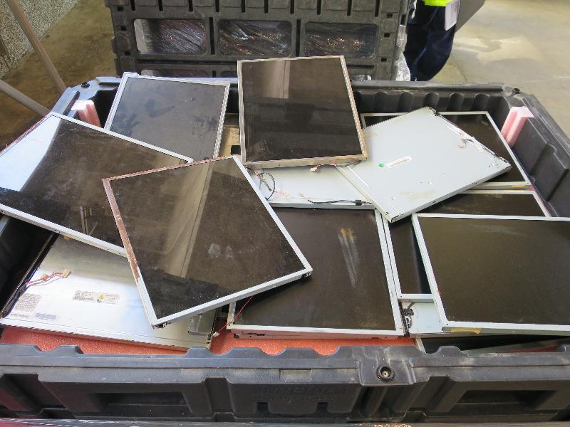 環境保護署於去年十一月及十二月在葵涌貨櫃碼頭截獲四個從泰國進口的貨櫃，報稱載有液晶面板，實際載有屬有害電子廢物的廢平面顯示器。
