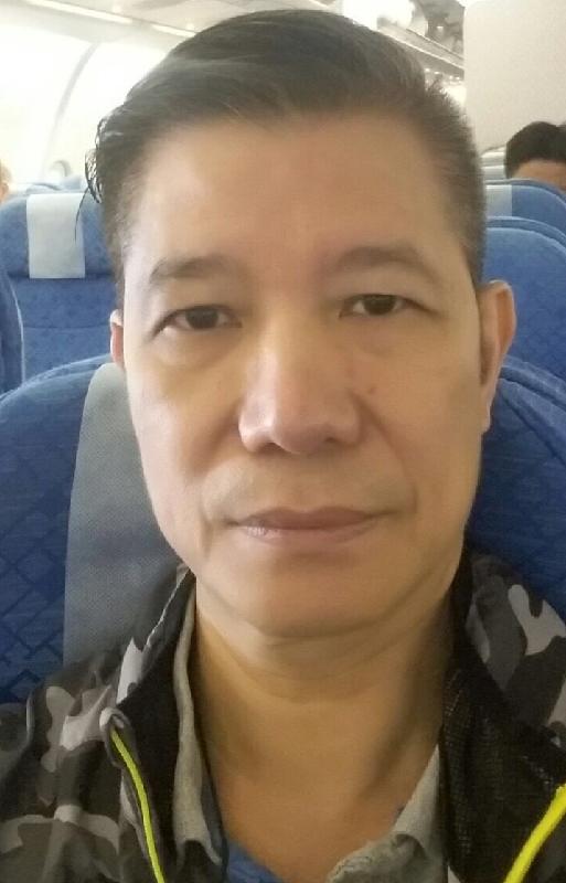 Poon Hang-fong , aged 57, is about 1.65 metres tall, 68 kilograms in weight and of medium build. He has a long face with yellow complexion, short black and white hair. He was last seen wearing a white short-sleeved shirt and blue jeans.