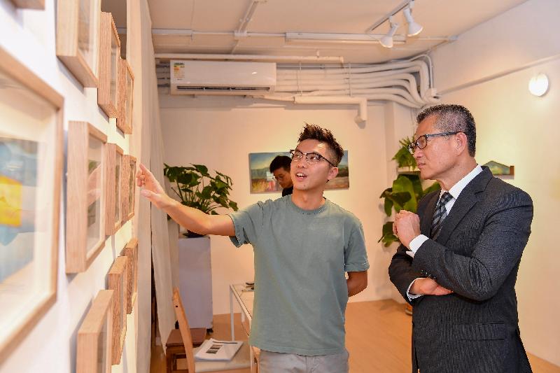 財政司司長陳茂波（右）今日（六月十三日）到訪賽馬會創意藝術中心，與藝術工作者交流。