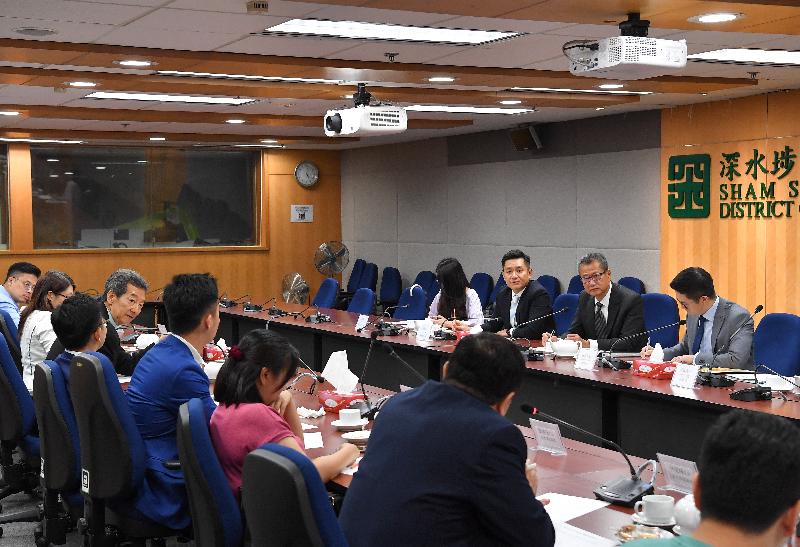 The Financial Secretary, Mr Paul Chan (back row, second right), today (June 13) meets with the Chairman of the Sham Shui Po District Council (SSPDC), Mr Ambrose Cheung (front row, third left), and other members of the SSPDC to learn more about the latest developments of the district and to exchange views on matters of mutual interest. Also present is the District Officer (Sham Shui Po), Mr Damian Lee (back row, second left). 