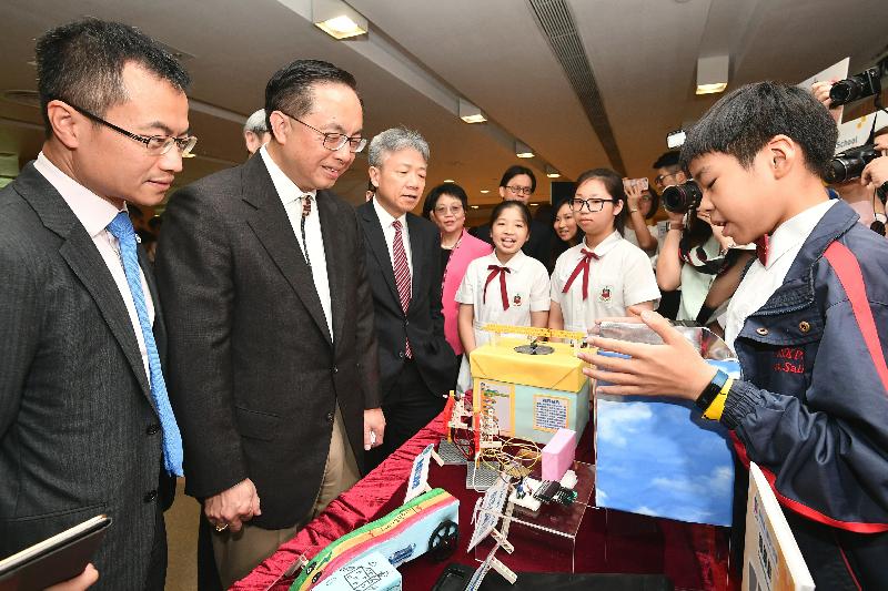 The Secretary for Innovation and Technology, Mr Nicholas W Yang (second left), views a demonstration by students of Chan Sui Ki (La Salle) Primary School on "Water Sensor Gate" at the Coding Fair today (June 14). Next to Mr Yang are the Executive Director, Charities and Community, the Hong Kong Jockey Club, Mr Cheung Leong (first left), and the President of the Education University of Hong Kong, Professor Stephen Cheung (third left).