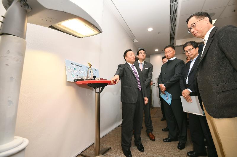 创新及科技局局长杨伟雄（右一）今日（六月十四日）参观机电工程署总部，听取香港大学团队讲解其研发的被动式LED照明电源技术。