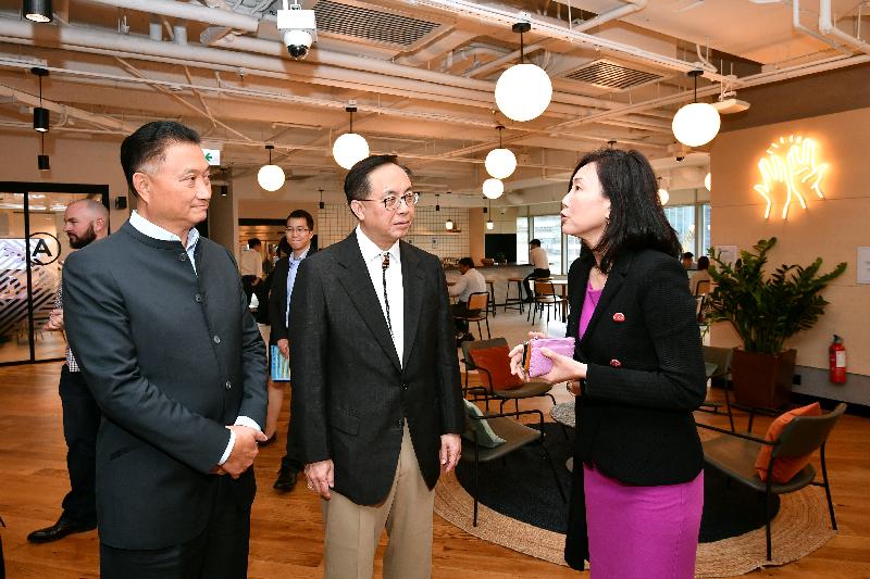 創新及科技局局長楊偉雄（中）今日（六月十四日）在觀塘區訪期間，參觀渣打銀行中心的eXellerator金融科技創新中心。