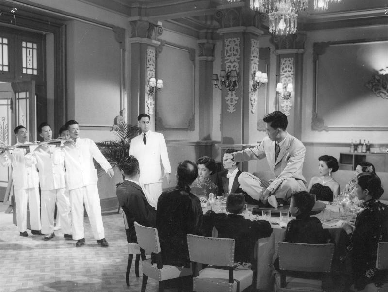 康樂及文化事務署香港電影資料館（資料館）的「[編+導] 回顧系列」，新一輯將以國語片巨匠李萍倩導演為焦點影人，於七月十四日至九月三十日在資料館電影院選映十八部李氏不同類型的作品。圖為《都會交響曲》（1954）劇照。