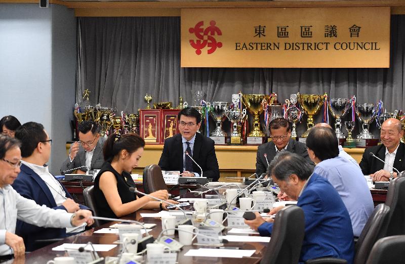The Secretary for Commerce and Economic Development, Mr Edward Yau (centre), meets with members of the Eastern District Council to listen to their views on various local issues during his visit to Eastern District today (June 14).