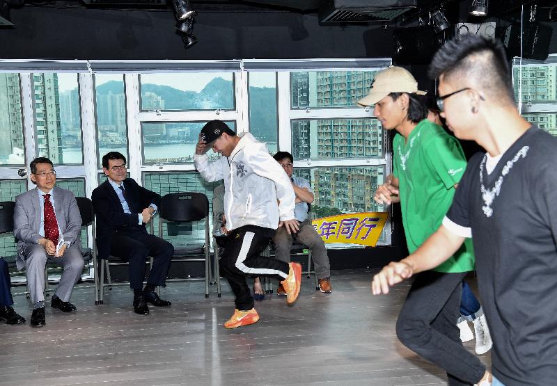 The Secretary for Commerce and Economic Development, Mr Edward Yau, today (June 14) visits the headquarters of Youth Outreach in Sai Wan Ho during his visit to Eastern District. Photo shows Mr Yau (second left) and the District Officer (Eastern), Mr Simon Chan (first left), watching a dance performance by young people.