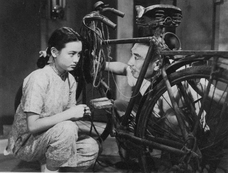 The Hong Kong Film Archive (HKFA) of the Leisure and Cultural Services Department will present the latest edition of "The Writer/Director in Focus" series by focusing on director Li Pingqian, a master of Mandarin films. A selection of 18 films by Li will be screened at the HKFA Cinema from July 14 to September 30. Photo shows a film still of "Parents' Love" (1953).  
