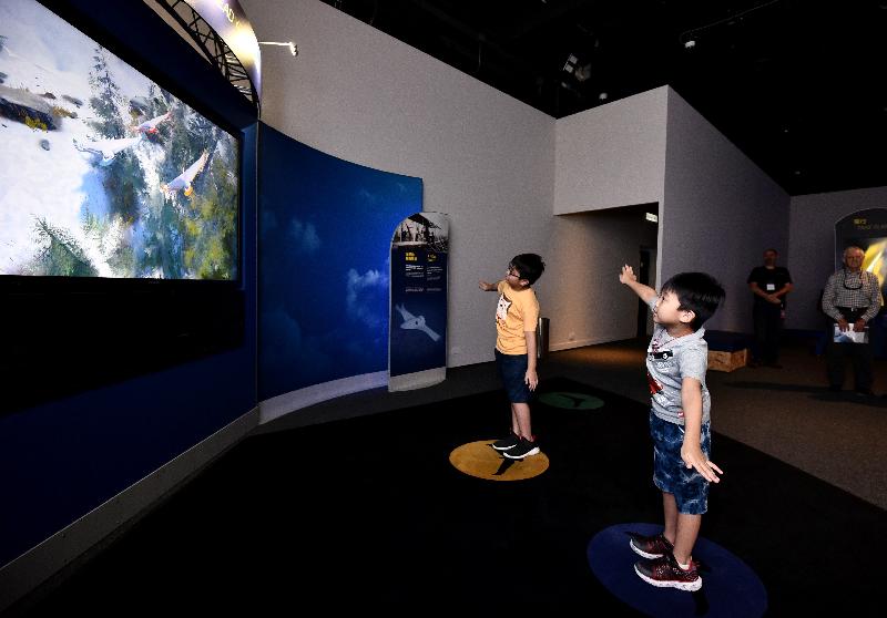 香港科學館明日（六月十五日）起舉行全新專題展覽「超越天空」。圖示互動展品「展開雙翼」。