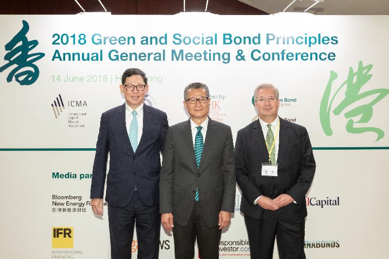 The International Capital Market Association and the Hong Kong Monetary Authority co-hosted the 2018 Green and Social Bond Principles Annual General Meeting and Conference today (June 14) in Hong Kong. Photo shows (from left) the Chief Executive of the Hong Kong Monetary Authority, Mr Norman Chan; the Financial Secretary, Mr Paul Chan; and the Chief Executive of the International Capital Market Association, Mr Martin Scheck, at the Conference.