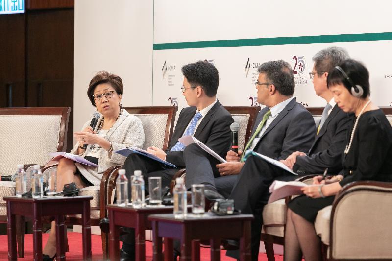 The International Capital Market Association and the Hong Kong Monetary Authority co-hosted the 2018 Green and Social Bond Principles Annual General Meeting and Conference today (June 14) in Hong Kong. Photo shows the Chairman of the Financial Services Development Council, Mrs Laura M Cha (first left), hosting a roundtable discussion on the development of the green bond markets in Hong Kong and Mainland China at the Conference.