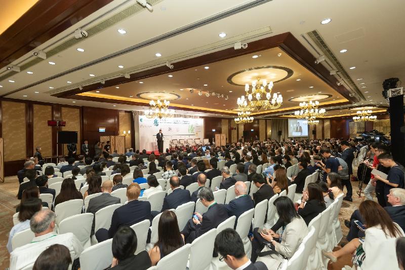約800人今日（六月十四日）參與國際資本市場協會與香港金融管理局在香港合辦的2018綠色及社會責任債券原則年度會員大會及會議。
