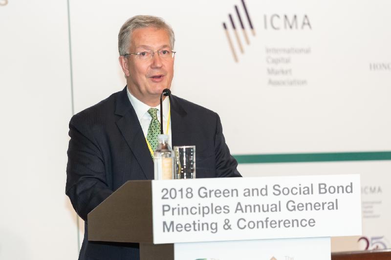 國際資本市場協會與香港金融管理局今日（六月十四日）在香港合辦2018綠色及社會責任債券原則年度會員大會及會議。圖示國際資本市場協會總裁馬丁．謝克在會議上致開幕辭。