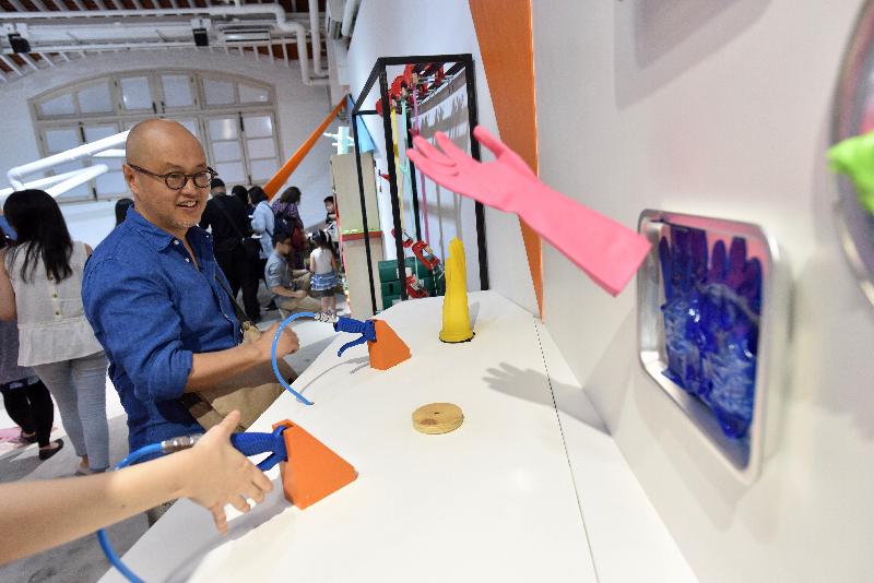 The "Sparkle! A Good Waste of Time" exhibition organised by Oi! was unveiled today (June 15) at Oi! in North Point. Photo shows a machine that tests the ultimate elasticity of plastic gloves invented by artist Rogerger Ng.