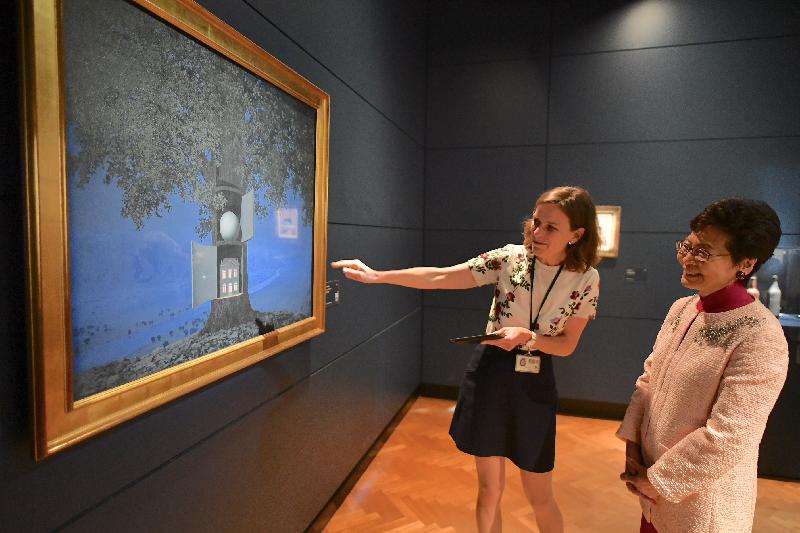 行政長官林鄭月娥今日（布魯塞爾時間六月十四日）在比利時布魯塞爾展開歐洲訪問行程。圖示林鄭月娥（右）參觀馬格里特博物館。