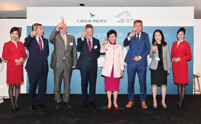 The Chief Executive, Mrs Carrie Lam, started her visit to Europe in Brussels, Belgium today (June 14, Brussels time). Photo shows Mrs Lam (fourth right); the Chief Executive Officer of Cathay Pacific, Mr Rupert Hogg (fourth left); the Director-General for Mobility and Transport of the European Commission, Mr Henrik Hololei(third left), the Belgian Minister of Finance, Mr Johan Van Overtveldt (third right), the Deputy Director of Aviation Development of Airport Authority Hong Kong (AAHK), Ms Vivian Cheung (second right) and other officiating guests proposing a toast at a cocktail event organised by Cathay Pacific Airways and supported by AAHK.