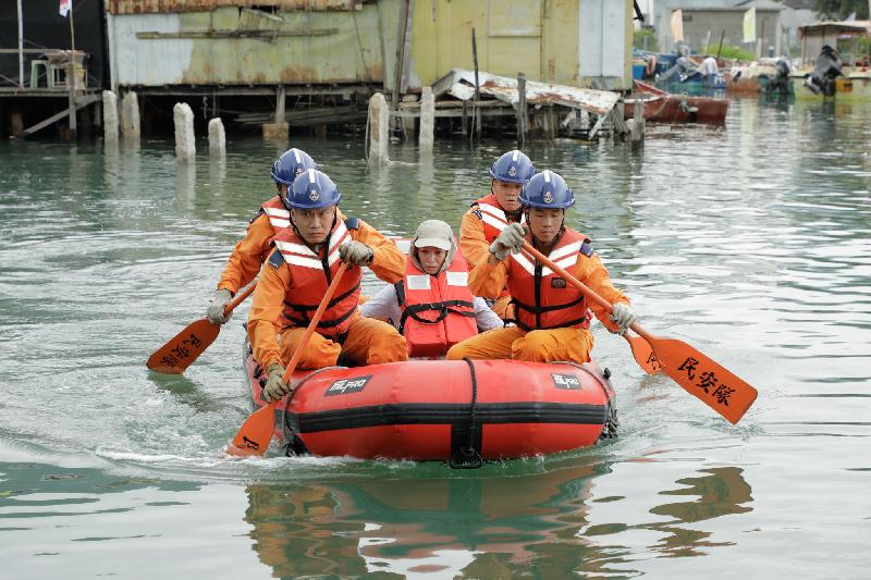 离岛民政事务处今日（六月十五日）在大澳举行跨部门水浸模拟救援及疏散演练。图示民安队队员在演练中利用橡皮艇拯救被困居民。