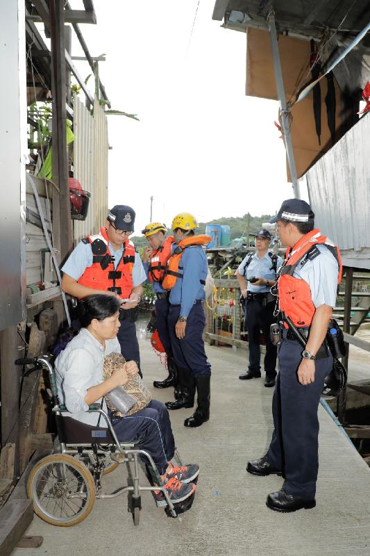 The Islands District Office conducted an inter-departmental flood rescue and evacuation drill in Tai O today (June 15). Photo shows staff from the Police and the Fire Services Department rescuing trapped residents who called for assistance in the drill.