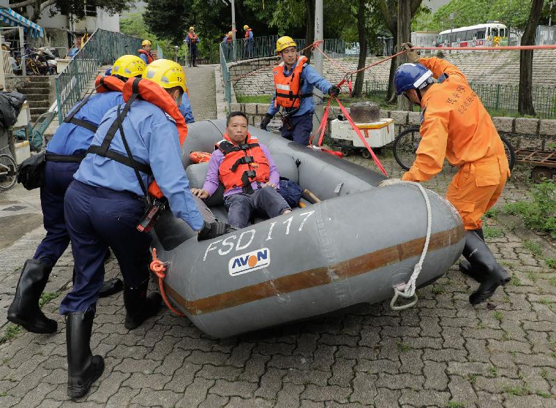 The Islands District Office conducted an inter-departmental flood rescue and evacuation drill in Tai O today (June 15). Photo shows firemen rescuing a trapped resident in the drill.