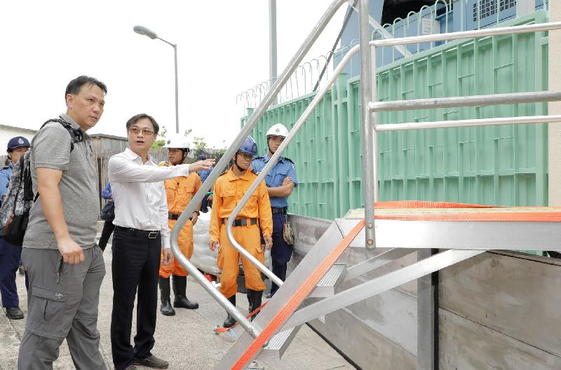 The Islands District Office conducted an inter-departmental flood rescue and evacuation drill in Tai O today (June 15). Photo shows the District Officer (Islands), Mr Anthony Li (second left), inspecting the flood abatement improvement measures.