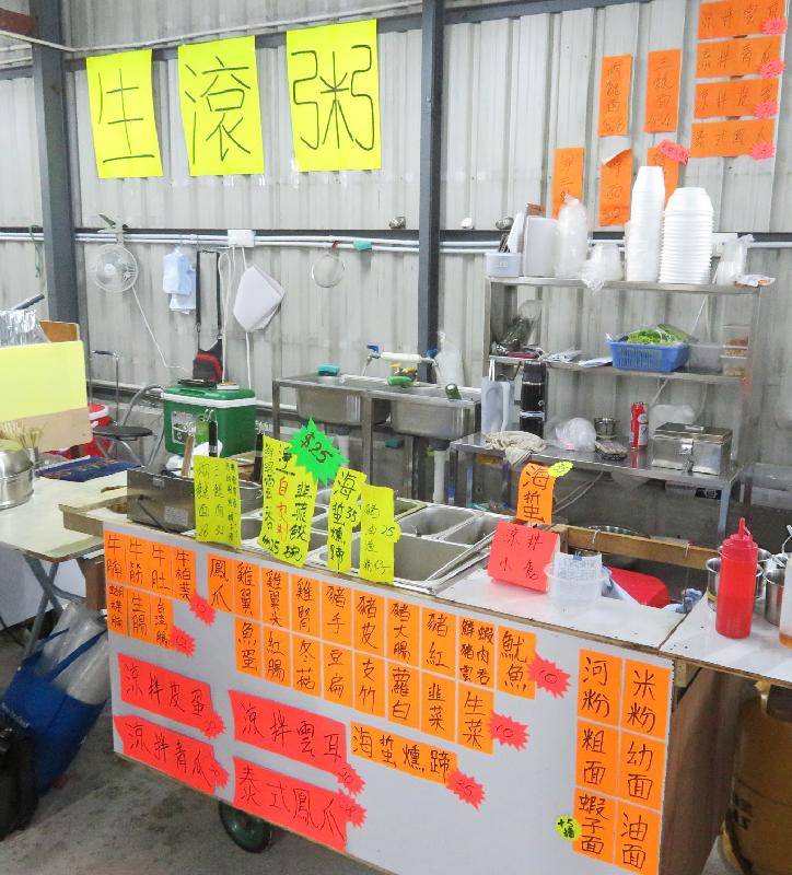 The Food and Environmental Hygiene Department raided an unlicensed food factory at a premises at the junction of Hung Shui Kiu Tin Sam Road and Hung Yuen Road in Hung Shui Kiu, Yuen Long, last night (June 14). Photo shows one of the handcart stalls and some cooking utensils seized in the operation.
