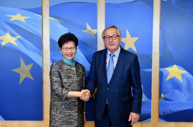 行政长官林郑月娥今日（六月十五日布鲁塞尔时间）在比利时布鲁塞尔继续欧洲访问行程。图示林郑月娥（左）与欧洲联盟委员会主席容克（右）会面。 