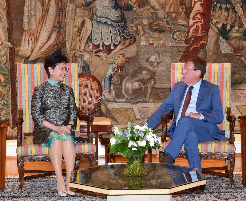 行政长官林郑月娥今日（布鲁塞尔时间六月十五日）在比利时布鲁塞尔继续欧洲访问行程。图示林郑月娥（左）与比利时联邦众议长布拉克（右）会面。