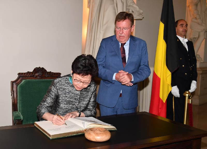 行政长官林郑月娥今日（布鲁塞尔时间六月十五日）在比利时布鲁塞尔继续欧洲访问行程。图示林郑月娥（左一）在比利时联邦众议长布拉克（中）陪同下参观议会大楼。