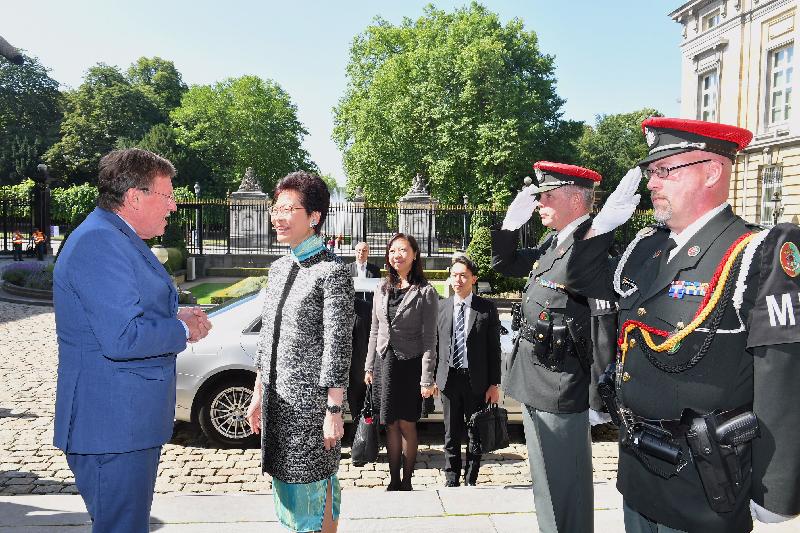 行政长官林郑月娥今日（布鲁塞尔时间六月十五日）在比利时布鲁塞尔继续欧洲访问行程。图示林郑月娥（左二）与比利时联邦众议长布拉克（左一）会面。香港驻欧洲联盟特派代表林雪丽（左三）亦有出席。