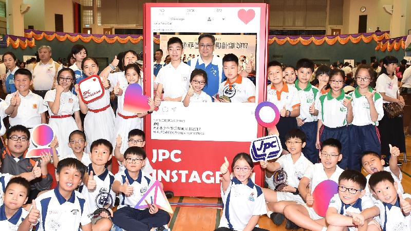 The Commissioner of Police, Mr Lo Wai-chung, in a photo with some winners of the HSBC Junior Police Call Awards Scheme 2017.
