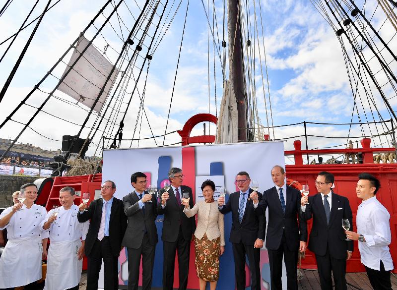 The Chief Executive, Mrs Carrie Lam, continued her visit to Bordeaux, France today (June 16, Bordeaux time). Photo shows Mrs Lam (fifth right); the Secretary for Commerce and Economic Development, Mr Edward Yau (fourth left); the Chairman of Hong Kong Tourism Board (HKTB), Dr Peter Lam (third left); the Deputy Mayor of Bordeaux, Mr Stephan Delaux (fifth left), and other officiating guests proposing a toast at the cocktail reception organised by HKTB.