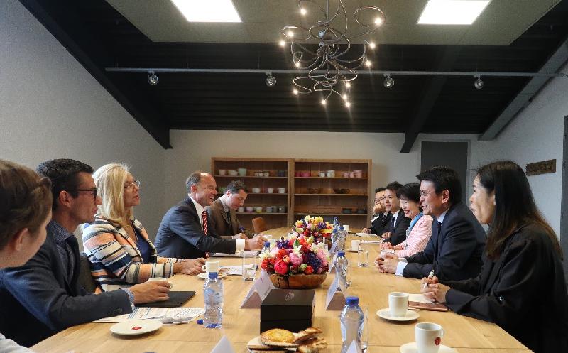 商務及經濟發展局局長邱騰華（右二）今日（諾德維克豪特時間六月十八日）在荷蘭諾德維克豪特與荷蘭對外貿易及發展合作大臣Sigrid Kaag（左三）舉行雙邊會議，就貿易相關議題交流意見。