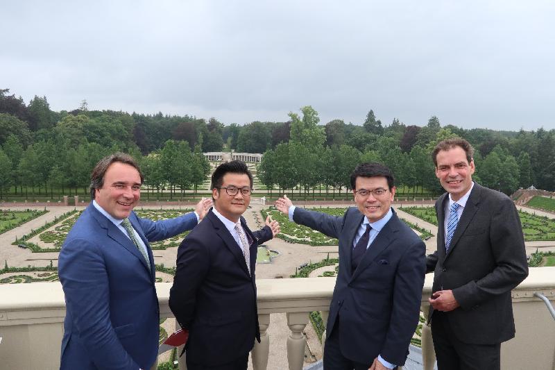 商务及经济发展局局长邱腾华（右二）今日（阿培尔顿时间六月十八日）参观位于荷兰阿培尔顿的罗宫，以了解鲜花主题公园的运作情况和「花园旅游」的概念。