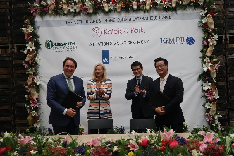 The Secretary for Commerce and Economic Development, Mr Edward Yau (second right), witnesses the signing ceremony of co-operation agreements of a tourism project, the Kaleido Park, between Hong Kong-based event organiser, Mr Alan Fang (first right), and Dutch floriculture expert, Mr Ibo Gülsen(first left), together with the Dutch Minister for Foreign Trade and Development Cooperation, Mrs Sigrid Kaag (second left), in Noordwijkerhout, the Netherlands today (June 18, Noordwijkerhout time).  
