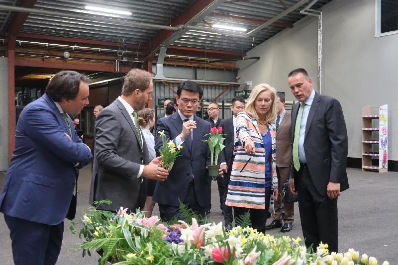 The Secretary for Commerce and Economic Development, Mr Edward Yau (centre) and the Dutch Minister for Foreign Trade and Development Cooperation, Mrs Sigrid Kaag (second right) tour a Dutch flower company which supplies flower bulbs worldwide in Noordwijkerhout, the Netherlands today (June 18, Noordwijkerhout time). The company will support the flower production for the proposed development of the Kaleido Park in Hong Kong.