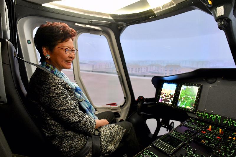 行政长官林郑月娥今日（马赛时间六月十八日）在法国马赛继续法国访问行程。图示林郑月娥在空中巴士直升机公司试用模拟飞行器。