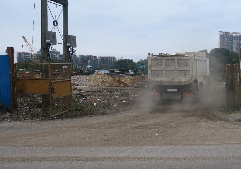 環境保護署去年十一月發現元朗山下村一工程地盤產生泥塵影響附近居民。