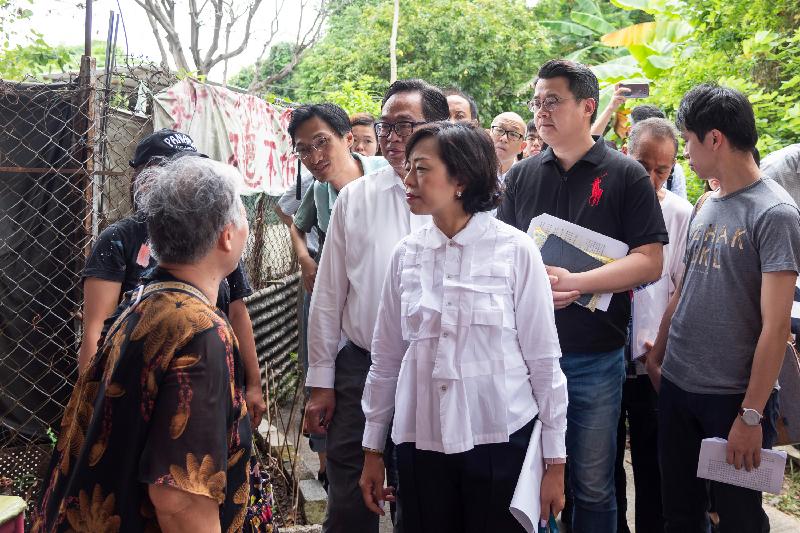 The Legislative Council (LegCo) Subcommittee to Follow Up the Issues Related to the Wang Chau Development Project conducted a site visit to Wang Chau in Yuen Long today (June 19). The LegCo Members are pictured exchanging views with affected residents to learn more about their needs.