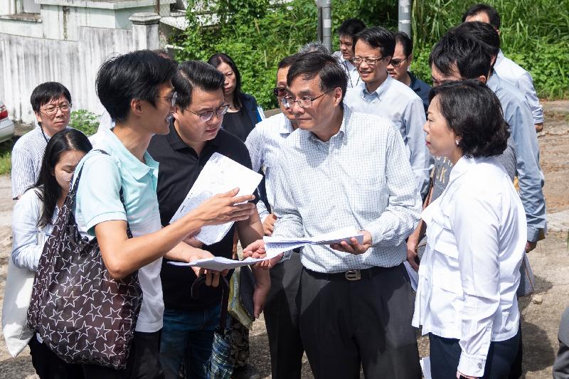The Legislative Council Subcommittee to Follow Up the Issues Related to the Wang Chau Development Project conducted a site visit to Wang Chau in Yuen Long today (June 19). The LegCo Members are pictured being briefed by government representatives on the latest development of the project.