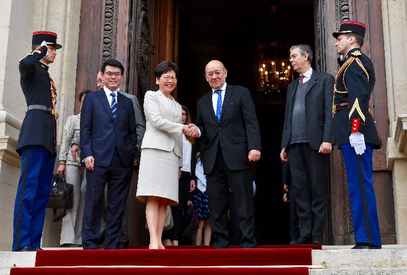 The Chief Executive, Mrs Carrie Lam, continued her visit to France in Paris today (June 19, Paris time). Photo shows Mrs Lam (third left) meeting with the Minister of Foreign Affairs of France, Mr Jean-Yves Le Drian (third right). The Secretary for Commerce and Economic Development, Mr Edward Yau (second left), also attended.