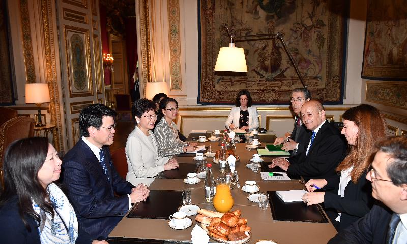 行政長官林鄭月娥今日（巴黎時間六月十九日）在巴黎繼續法國訪問行程。圖示林鄭月娥（左三）與法國外交部長勒德里昂（右三）會面。商務及經濟發展局局長邱騰華（左二）和香港駐歐洲聯盟特派代表林雪麗（左一）亦有出席。
