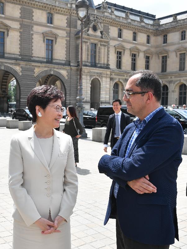 行政長官林鄭月娥今日（巴黎時間六月十九日）在巴黎繼續法國訪問行程。圖示林鄭月娥（左）抵達羅浮宮博物館時獲館長馬丁內茲（右）接待。