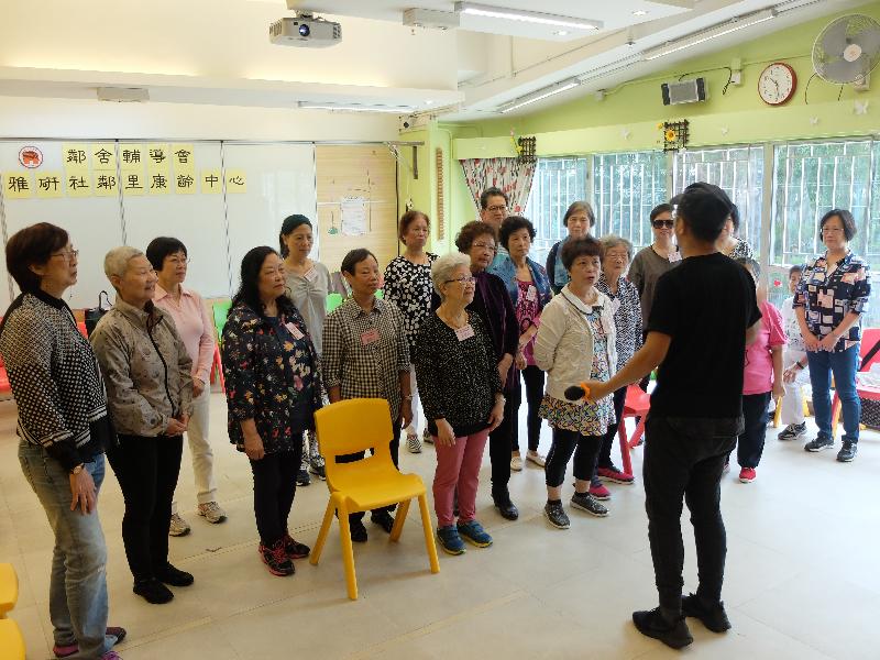 The outreach performance "A Tale of Two Circles" and a sharing session (in Cantonese) of the Community Oral History Theatre Project - Central and Western District will be held at 3pm on July 21 (Saturday) at JC Cube in Tai Kwun. Photo shows elderly participants of the scheme rehearsing for "A Tale of Two Circles". 